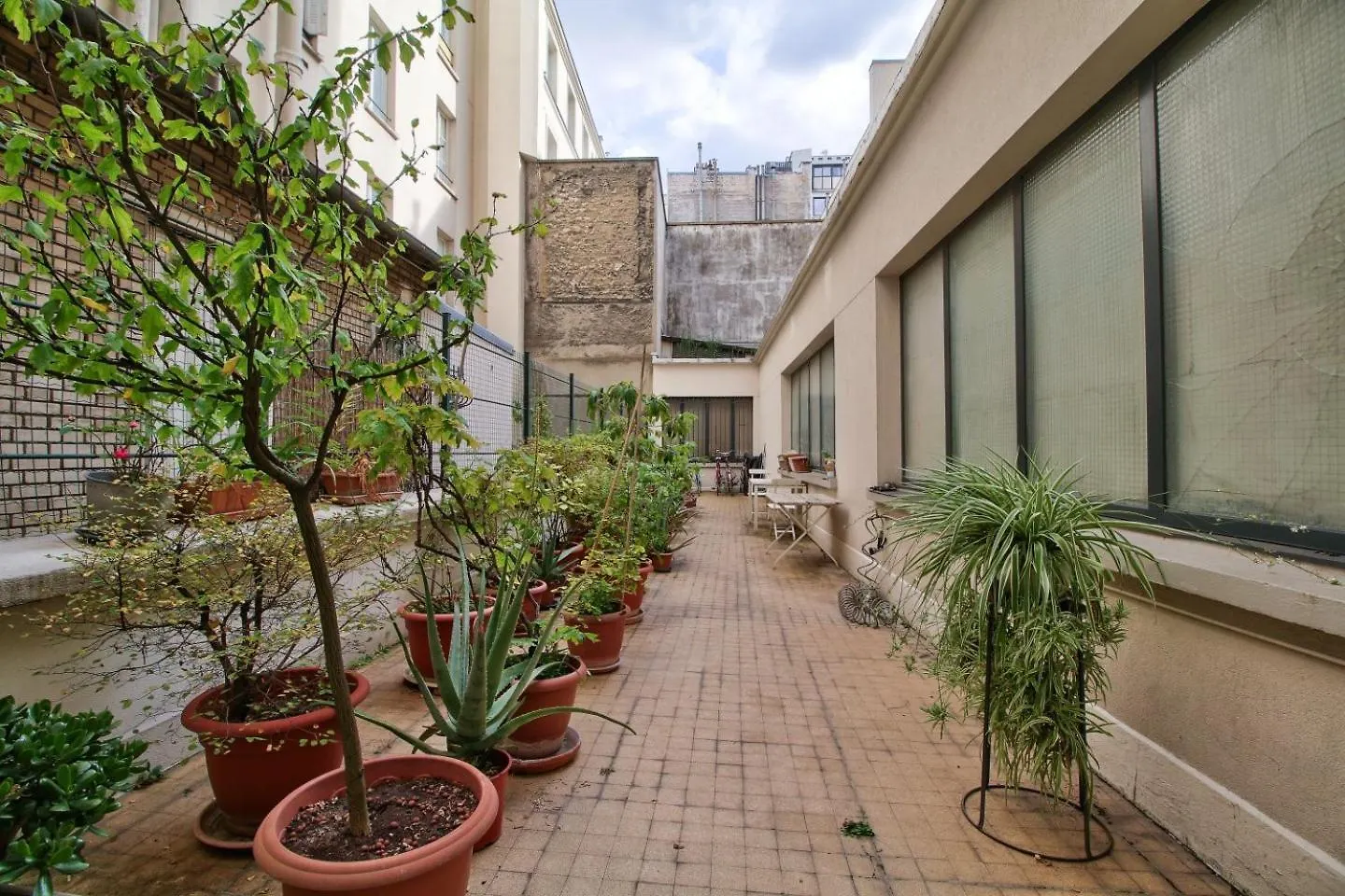 Апартаменты Superb 1Br Flat With Balcony View On Sacre-Coeur Париж
